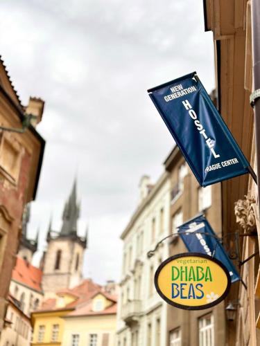 un panneau sur le côté d'un bâtiment dans l'établissement NEW GENERATION HOSTEL Prague center, à Prague