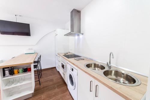 uma pequena cozinha com um lavatório e um balcão em Apartamento BORA em Morro del Jable