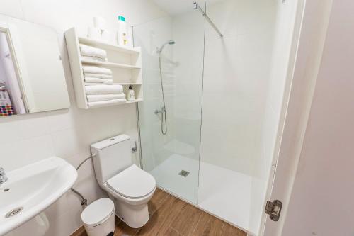 uma casa de banho com um chuveiro, um WC e um lavatório. em Apartamento BORA em Morro del Jable