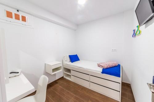 um pequeno quarto com um beliche e uma secretária em Apartamento BORA em Morro del Jable