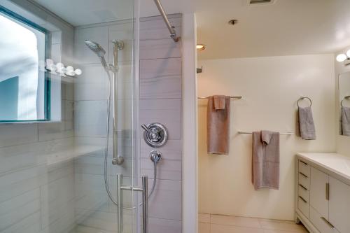 baño con ducha y puerta de cristal en Tucson Studio with Golf Course and Pool Access!, en Tucson