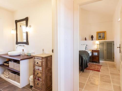 een slaapkamer met een bed, een wastafel en een spiegel bij Casa La Fuente in Albuñuelas