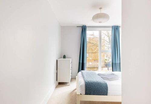1 dormitorio con cama y ventana en The Brixton residence, en Londres