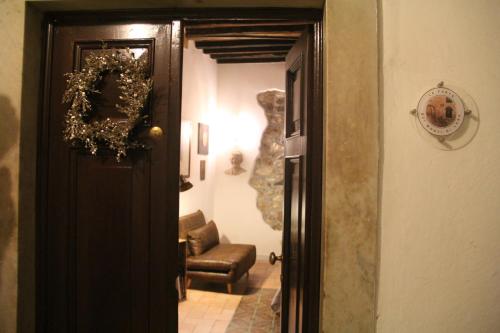 a hallway with a door and a chair in a room at La Porta sui Monti di Luna in Carrara