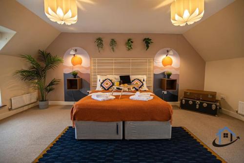 a bedroom with a large bed in a room at Minchin House, nr Npton Saints Rugby, sleeps 8 in Dallington