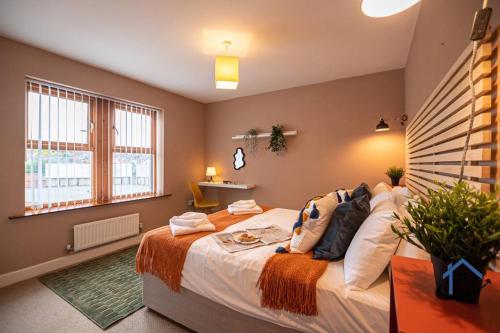 Minchin House, King beds workspace corporates parking sleeps 8 في Dallington: غرفة نوم بسرير كبير في غرفة