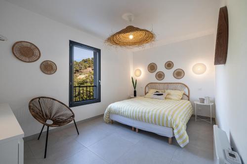 une chambre avec un lit, un miroir et une chaise dans l'établissement Villa Riviera - Nouveaute entre mer et montagnes, à Colomars