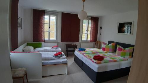 Cette chambre comprend 2 lits et un canapé. dans l'établissement Schlossblick keine Montagewohnung, 