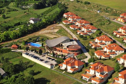 uma vista aérea de uma casa com piscina em Dunai Panorámás Apartman Dunaszentmiklóson em Dunaszentmiklós