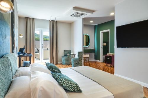 een hotelkamer met een bed en een flatscreen-tv bij Iumara Dimora di Campagna in Omignano Scale