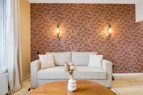 un salon avec un canapé blanc et une table dans l'établissement 11.Appart 4Pers#1 Bedroom #Père Lachaise #Nation, à Paris