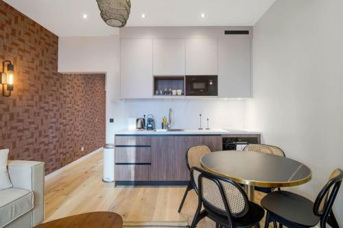 une cuisine et une salle à manger avec une table et des chaises dans l'établissement 11.Appart 4Pers#1 Bedroom #Père Lachaise #Nation, à Paris