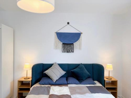 a bedroom with a blue couch and two lamps at Haus Neuss-1.OG in Neuss