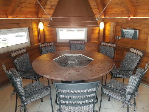 ein Esszimmer mit einem runden Tisch und Stühlen in der Unterkunft Frühstückpension Larson in Bad Hofgastein