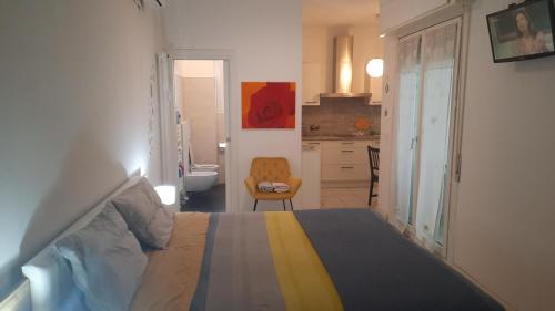 een slaapkamer met een bed en een stoel erin bij Verdi 43 in Bolzano