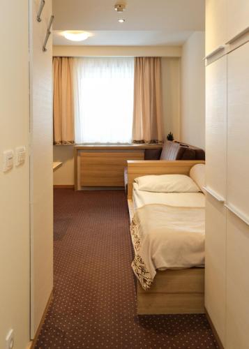 a bedroom with two beds and a window at Apartments Pavle in Kopaonik