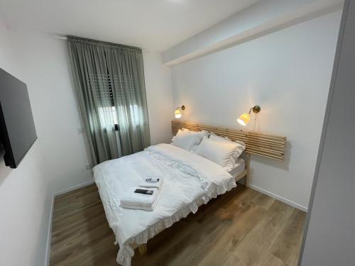 Säng eller sängar i ett rum på דירת רויאלטי עם חצר ונוף לשמורת טבע בפסגות אפק