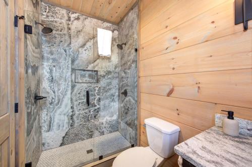 een badkamer met een stenen douche en een toilet bij Oasis in the Smokies in Gatlinburg