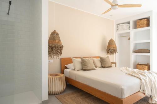 una camera con letto e ventilatore a soffitto di Villa NOMA - Design space with Pool in Corralejo a Corralejo