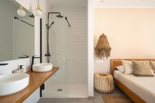 ein Bad mit einem Waschbecken und einer Dusche in der Unterkunft Villa NOMA - Design space with Pool in Corralejo in Corralejo