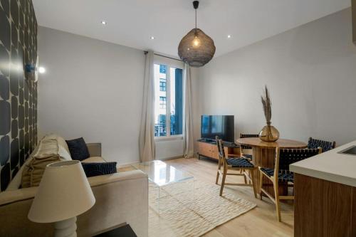 un salon avec un canapé et une table dans l'établissement 12.Appart 4Pers#1 Bedroom #Père Lachaise #Nation, à Paris
