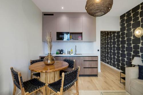 une cuisine et une salle à manger avec une table et des chaises dans l'établissement 12.Appart 4Pers#1 Bedroom #Père Lachaise #Nation, à Paris