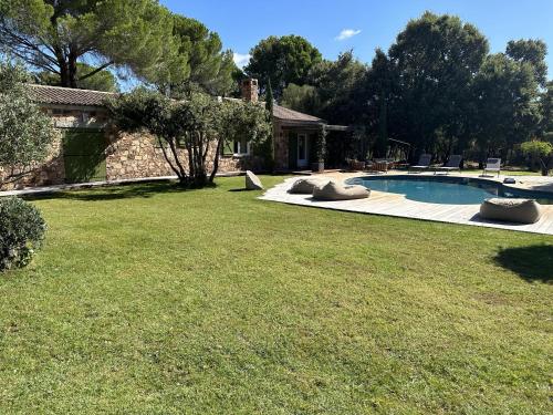 une cour avec une piscine et une maison dans l'établissement Domaine d'Arena Casa Sabina, à Porto-Vecchio