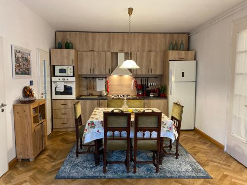 uma cozinha com uma mesa com cadeiras e um frigorífico em Oaza de relaxare em Brasov