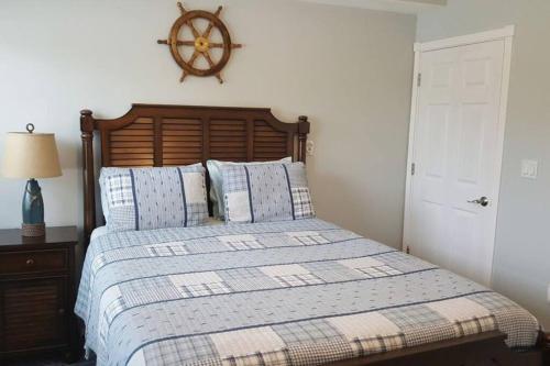 Key Colony BeachにあるWaterfront House with 37ft Dock & Cabana Clubのベッドルーム1室(木製ヘッドボード付きのベッド1台付)