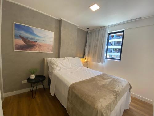 1 dormitorio con cama y ventana en Beira Mar Apartmento 107, en Maceió