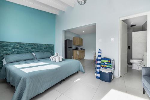 - une chambre avec un grand lit et une salle de bains dans l'établissement The Lizard, à Palm-Eagle Beach
