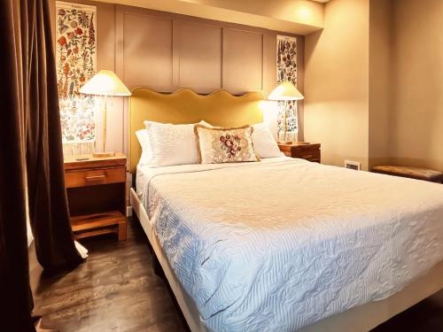 Giường trong phòng chung tại Trio Sonata, 3-Bed Rock n Roll Residence in Northern Liberties