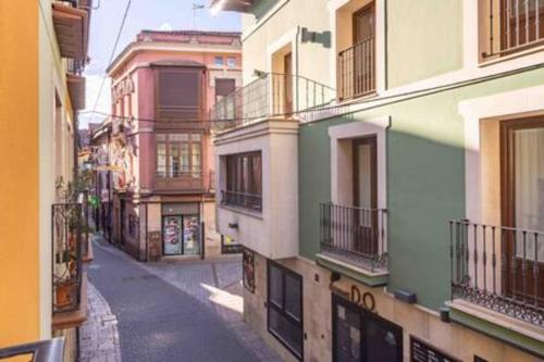 an empty street in an alley between buildings at BaruHaus Cardiles in León