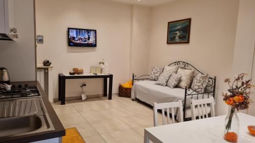 a living room with a bed and a kitchen at casa Stella centro Foce 200 mt dalla passeggiata Imperatrice in Sanremo