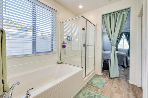 Kamar mandi di Luxe Beaumont Home with Pool and Community Amenities!