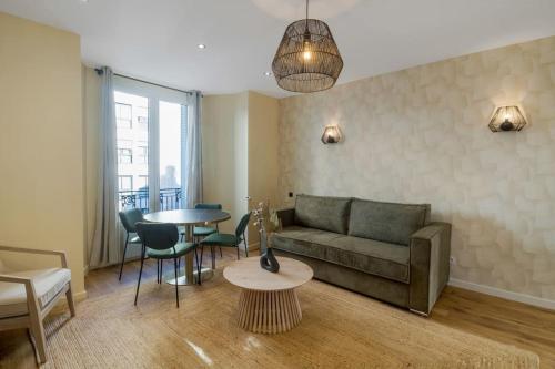 un salon avec un canapé et une table dans l'établissement 21.Appart 4Pers#1 Bedroom #Père Lachaise #Nation, à Paris