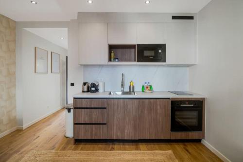 une cuisine avec un évier et un plan de travail dans l'établissement 21.Appart 4Pers#1 Bedroom #Père Lachaise #Nation, à Paris