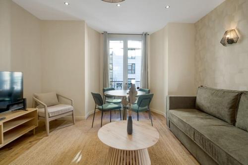un salon avec un canapé et une table dans l'établissement 21.Appart 4Pers#1 Bedroom #Père Lachaise #Nation, à Paris