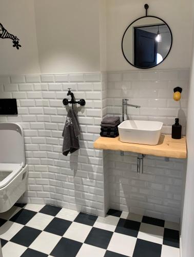 une salle de bain avec un lavabo, des toilettes et un miroir dans l'établissement Ma maison COSY sablaise, à Les Sables-dʼOlonne
