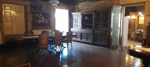 - une salle à manger avec une table et des chaises dans l'établissement Casa do Riacho - Douro, à Armamar