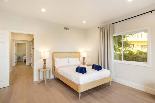 1 dormitorio con 1 cama con 2 almohadas azules en Sycamore Villa II, en Los Ángeles
