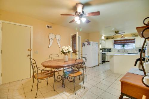 Una cocina o zona de cocina en Tahlequah Duplex with Screened-in Porch and Fire Pit!