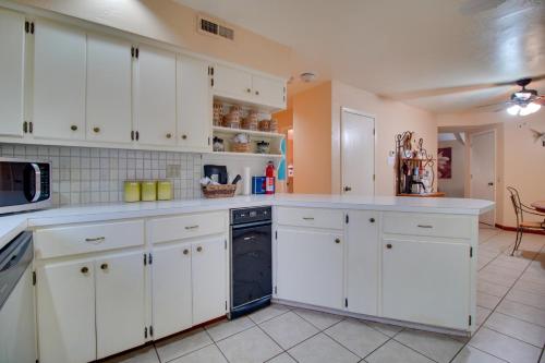 Una cocina o zona de cocina en Tahlequah Duplex with Screened-in Porch and Fire Pit!