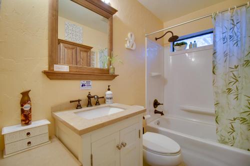 ein Badezimmer mit einem Waschbecken, einem WC und einer Badewanne in der Unterkunft Tahlequah Duplex with Screened-in Porch and Fire Pit! in Tahlequah