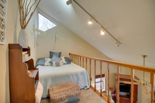 Voodi või voodid majutusasutuse Tahlequah Duplex with Screened-in Porch and Fire Pit! toas