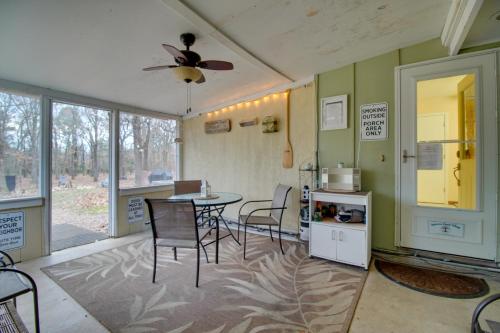cocina con mesa y sillas y ventilador de techo en Tahlequah Duplex with Screened-in Porch and Fire Pit!, en Tahlequah