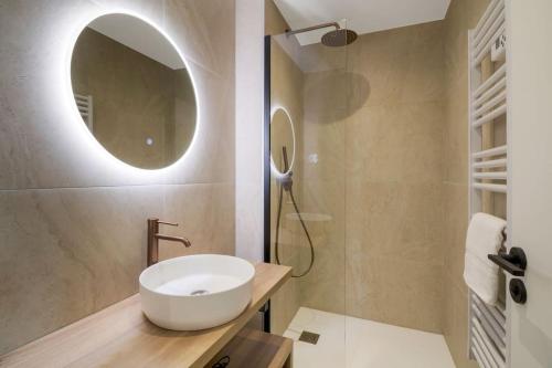 une salle de bain avec un lavabo blanc et un miroir dans l'établissement 22.Appart 4Pers#1 Bedroom#Père Lachaise #Nation, à Paris