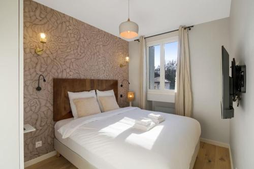 une chambre avec un lit blanc et une fenêtre dans l'établissement 22.Appart 4Pers#1 Bedroom#Père Lachaise #Nation, à Paris