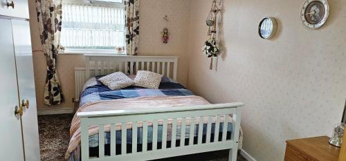 Habitación pequeña con cuna en 2Bedroom Home away from Home en Mánchester