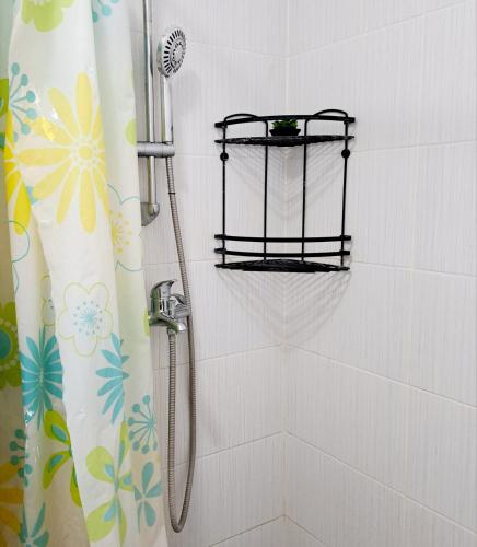 a shower with a shower curtain and a shower head at Apartament spatios - zona UTA in Arad